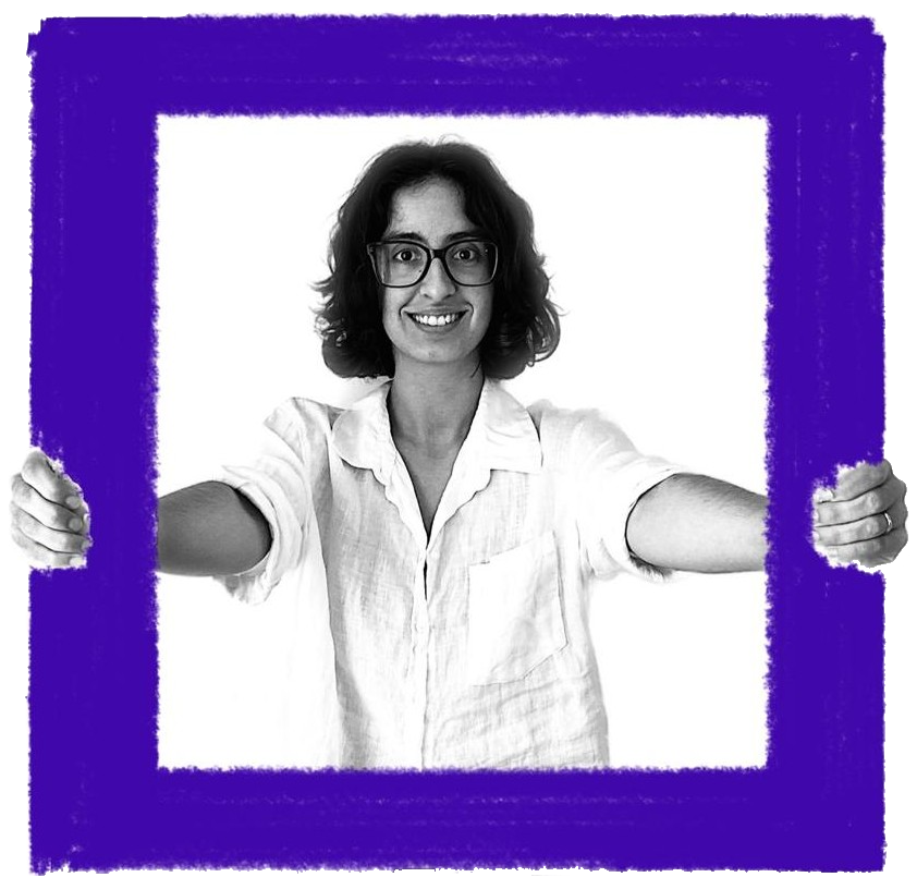 Fotografia de l'Alba Santaló sostenint un marc dibuixat a mà